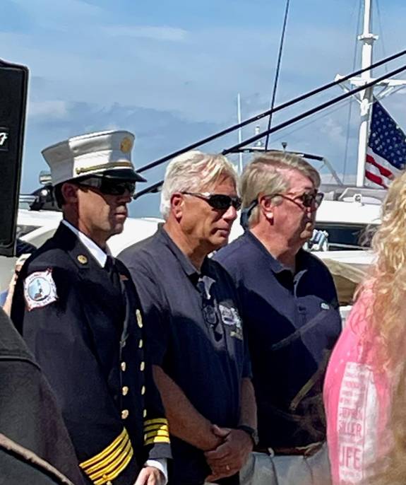 A group of people standing on a boat

Description automatically generated with low confidence