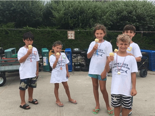 A group of children holding bananas

Description automatically generated with low confidence