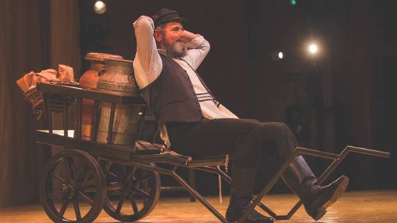 Fiddler On The Roof (In Yiddish)